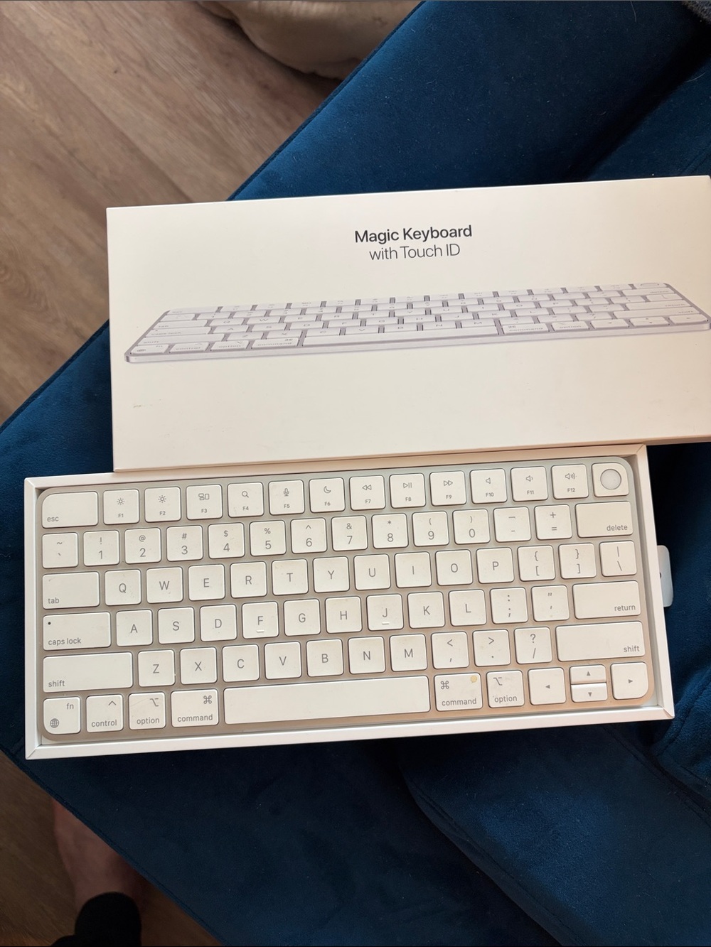 Apple Magic Keyboard Touch ID - White and Silver
